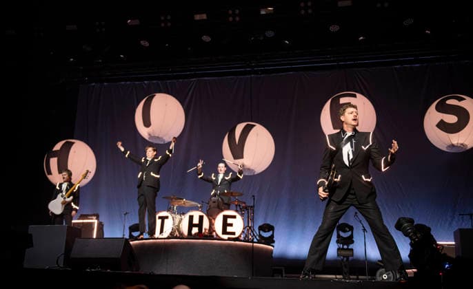 The Hives performing live at Alexandra Palace, London, 29 November 2025 The Hives performing live at Alexandra Palace, London, 29 November 2025 Howlin Pelle Almqvist (Per Almqvist), Nicholaus Arson (Niklas Almqvist), Vigilante Carlstroem (Mikael Karlsson), Chris Dangerous (Christian Grahn), The Johan and Only (Johan Gustafsson) The Hives are a Swedish rock band that rose to prominence in the early 2000s during the garage rock revival. Their mainstream success came with the release of the album Veni Vidi Vicious, containing the anthem Hate to Say I Told You So . The band have been acclaimed by music critics as one of the best live rock bands in current music. This is their The Hives Forever Forever The Hives - World Tour 2025, Credit:Dafy Copyright: xDafyddxOwenx xAvalonx 1055520136
