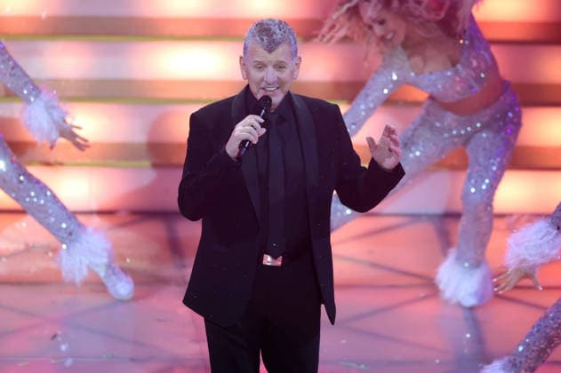 ARD: Das Adventsfest der 100.000 Lichter . Sänger Semino Rossi während der ARD Fernsehshow Das Adventsfest der 100.000 Lichter am 29.11.2025 in Suhl. 20251129SBK0026