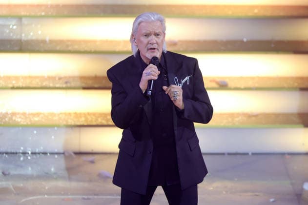 ARD: Das Adventsfest der 100.000 Lichter . Sänger Johnny Logan während der ARD Fernsehshow Das Adventsfest der 100.000 Lichter am 29.11.2025 in Suhl. 20251129SBK0103