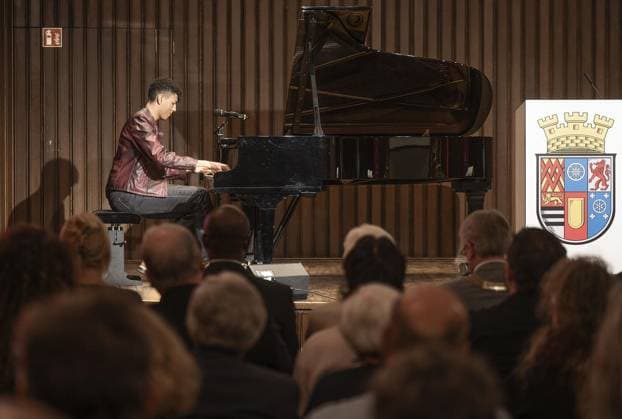 Verleihung Ruhrpreis in Mülheim ** NUR FÜR REDAKTIONELLE ZWECKE ** EDITORIAL USE ONLY **<p>Verleihung Ruhrpreis für Kunst und Wissenschaft Der bildende Künstler Ralf Raßloff und der Pianist Louis Philippson mit dem Ruhrpreis für Kunst und Wissenschaft 2025 der Stadt Mülheim an der Ruhr ausgezeichnet Deutschland Mülheim Copyright: GerdxWallhorn