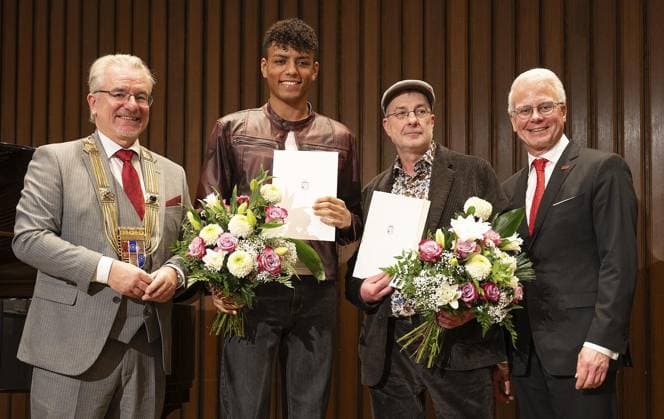 Verleihung Ruhrpreis in Mülheim ** NUR FÜR REDAKTIONELLE ZWECKE ** EDITORIAL USE ONLY **<p>Verleihung Ruhrpreis für Kunst und Wissenschaft Der bildende Künstler Ralf Raßloff und der Pianist Louis Philippson mit dem Ruhrpreis für Kunst und Wissenschaft 2025 der Stadt Mülheim an der Ruhr ausgezeichnet Im Bild von links: Oberbürgermeister Marc Buchholz , Louis Philippson , Ralf Raßloff , Sparkassechef Martin Weck Deutschland Mülheim Copyright: GerdxWallhorn