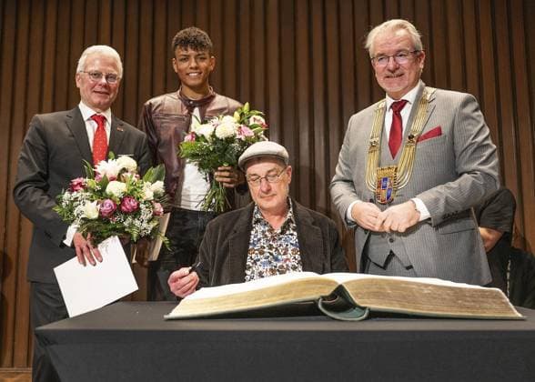 Verleihung Ruhrpreis in Mülheim ** NUR FÜR REDAKTIONELLE ZWECKE ** EDITORIAL USE ONLY **<p> Verleihung Ruhrpreis für Kunst und Wissenschaft Der bildende Künstler Ralf Raßloff und der Pianist Louis Philippson mit dem Ruhrpreis für Kunst und Wissenschaft 2025 der Stadt Mülheim an der Ruhr ausgezeichnet Im Bild von links: Sparkassechef Martin Weck , Ralf Raßloff , Louis PhilippsonOberbürgermeister Marc Buchholz Deutschland Mülheim Copyright: GerdxWallhorn