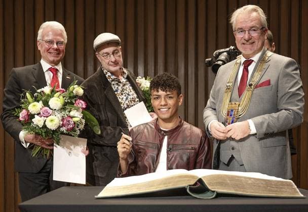 Verleihung Ruhrpreis in Mülheim ** NUR FÜR REDAKTIONELLE ZWECKE ** EDITORIAL USE ONLY **<p>Verleihung Ruhrpreis für Kunst und Wissenschaft Der bildende Künstler Ralf Raßloff und der Pianist Louis Philippson mit dem Ruhrpreis für Kunst und Wissenschaft 2025 der Stadt Mülheim an der Ruhr ausgezeichnet Im Bild von rechts: Oberbürgermeister Marc Buchholz , Louis Philippson , Ralf Raßloff , Sparkassechef Martin Weck Deutschland Mülheim Copyright: GerdxWallhorn
