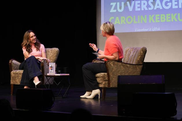Carolin Kebekus mit Moderatorin Sabine Heinrich bei der Buch-Premiere von 8000 Arten, als Mutter zu versagen am 30.11.2025 im Gloria in Koeln Carolin Kebekus bei der Premiere von ihrem Buch in Koeln