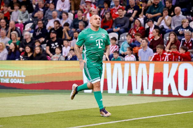 Sänger Pietro Lombardi (Team Young Bafana) beim Telekom Starkick 2025 im Telekom Dome. Zahlreiche Fußball-Legenden, Promis, Influencer und Stars kickten für einen guten Zweck auf dem Kleinfeld. Bonn, 30.11.2025 NRW Deutschland Copyright: xChristophxHardtx