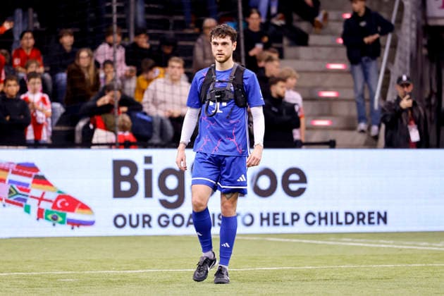 Influencer Conan Furlong (Team BigShoe) beim Telekom Starkick 2025 im Telekom Dome. Zahlreiche Fußball-Legenden, Promis, Influencer und Stars kickten für einen guten Zweck auf dem Kleinfeld. Bonn, 30.11.2025 NRW Deutschland Copyright: xChristophxHardtx