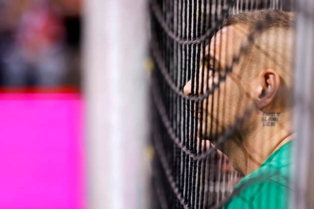 Sänger Pietro Lombardi (Team Young Bafana) schaut durch ein Netz beim Telekom Starkick 2025 im Telekom Dome. Zahlreiche Fußball-Legenden, Promis, Influencer und Stars kickten für einen guten Zweck auf dem Kleinfeld. Bonn, 30.11.2025 NRW Deutschland Copyright: xChristophxHardtx