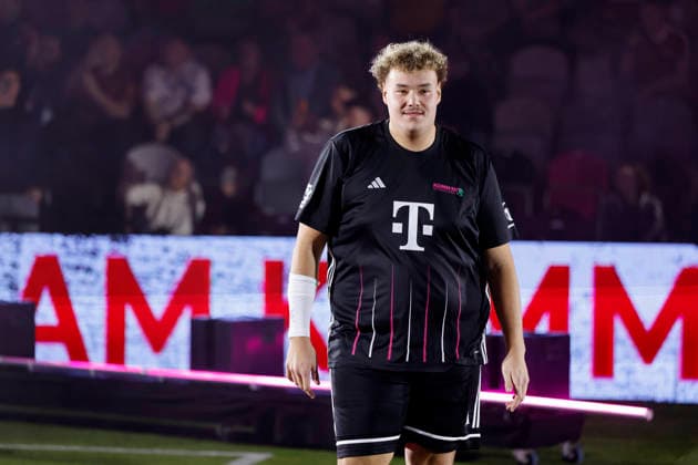 Fußball-Influencer Amin Belhadj alias Aminho (Team Komm Mit) beim Telekom Starkick 2025 im Telekom Dome. Zahlreiche Fußball-Legenden, Promis, Influencer und Stars kickten für einen guten Zweck auf dem Kleinfeld. Bonn, 30.11.2025 NRW Deutschland Copyright: xChristophxHardtx