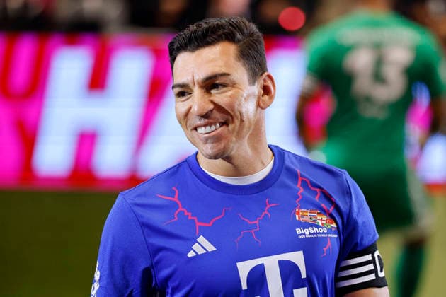 Fußballspieler Lucio (Team BigShoe) beim Telekom Starkick 2025 im Telekom Dome. Zahlreiche Fußball-Legenden, Promis, Influencer und Stars kickten für einen guten Zweck auf dem Kleinfeld. Bonn, 30.11.2025 NRW Deutschland Copyright: xChristophxHardtx