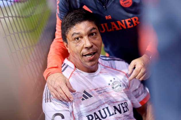 Fußballspieler Giovane Elber (Team FC Bayern Legends) beim Telekom Starkick 2025 im Telekom Dome. Zahlreiche Fußball-Legenden, Promis, Influencer und Stars kickten für einen guten Zweck auf dem Kleinfeld. Bonn, 30.11.2025 NRW Deutschland Copyright: xChristophxHardtx