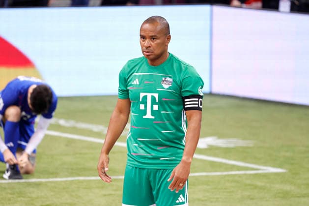 Fußballer Paulo Sergio (Team Young Bafana) beim Telekom Starkick 2025 im Telekom Dome. Zahlreiche Fußball-Legenden, Promis, Influencer und Stars kickten für einen guten Zweck auf dem Kleinfeld. Bonn, 30.11.2025 NRW Deutschland Copyright: xChristophxHardtx