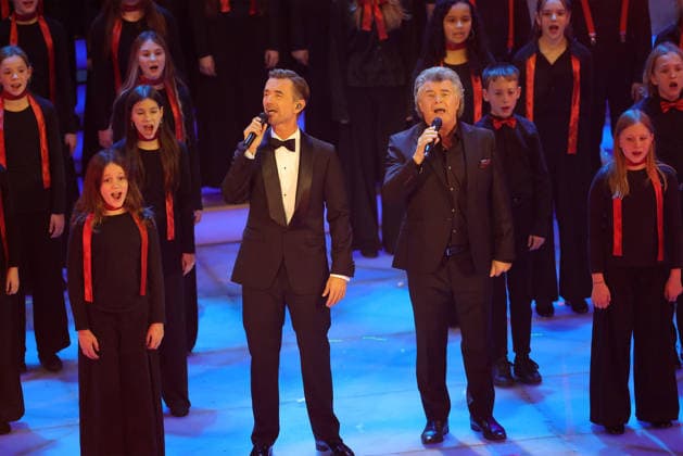 Das Adventsfest der 100.000 Lichter 2025 Moderator Florian Silbereisen mit Andy Borg. Das Adventsfest der 100.000 Lichter 2025. ARD ORF-Show vom 29.11.2025 im Congress Center Suhl. Thüringen, Deutschland.