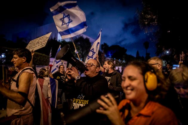 Israel anti Netanyahu Parden Protest An Israeli protestor chants during an anti Netanyahu pardon protest in Tel Aviv Sunday Nov 30 2025. Israeli Prime Minister Benjamin Netanyahu asked the country s president on Sunday for a pardon in his long-running corruption trial, arguing that criminal proceedings were hindering his ability to govern and a pardon would be good for Israel. Netanyahu, IsraelÕs longest-serving prime minister, denies the bribery, fraud, and breach of trust charges. His lawyers said in a letter to the president s office that the prime minister still believes the legal proceedings would result in a complete acquittal. Photo by Eyal Warshavsky. Tel Aviv Israel Copyright: xEyalxWarshavskyx