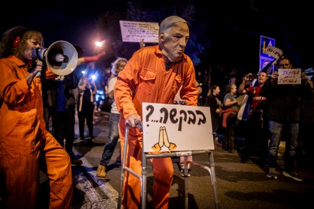 Israel anti Netanyahu Parden Protest An Israeli protestor wears a mask portraying Israeli Prime Minister Benjamin Netanyahu during an anti Netanyahu pardon protest in Tel Aviv Sunday Nov 30 2025. Israeli Prime Minister Benjamin Netanyahu asked the country s president on Sunday for a pardon in his long-running corruption trial, arguing that criminal proceedings were hindering his ability to govern and a pardon would be good for Israel. Netanyahu, IsraelÕs longest-serving prime minister, denies the bribery, fraud, and breach of trust charges. His lawyers said in a letter to the president s office that the prime minister still believes the legal proceedings would result in a complete acquittal. Photo by Eyal Warshavsky. Tel Aviv Israel Copyright: xEyalxWarshavskyx