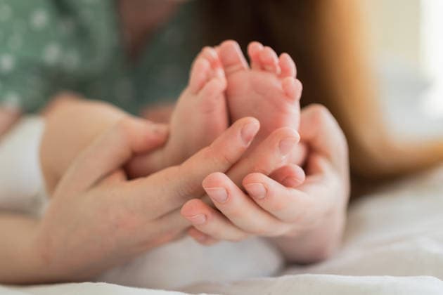 Glückliche Familie. Tiny neugeborenen Säugling männlich oder weiblich Baby Füße auf Mutter Händen. Mutter hält neugeborenes Kind. Mutter und ihr Baby. Mutterschaft Zärtlichkeit Elternschaft neues Leben Konzept. Behandeln Sie mit Sorgfalt. Glückliche Familie. Tiny neugeborenen Säugling männlich oder weiblich Baby Füße auf Mutter Händen. Mutter hält neugeborenes Kind. Mutter und ihr Baby. Mutterschaft Zärtlichkeit Elternschaft neues Leben Konzept. Behandeln Sie mit Sorgfalt. (License=RF) ,model released, Symbolfoto Copyright: xZoonar.com IuliiaxZavalishinax 24298280 ,model released, Symbolfoto ,property released
