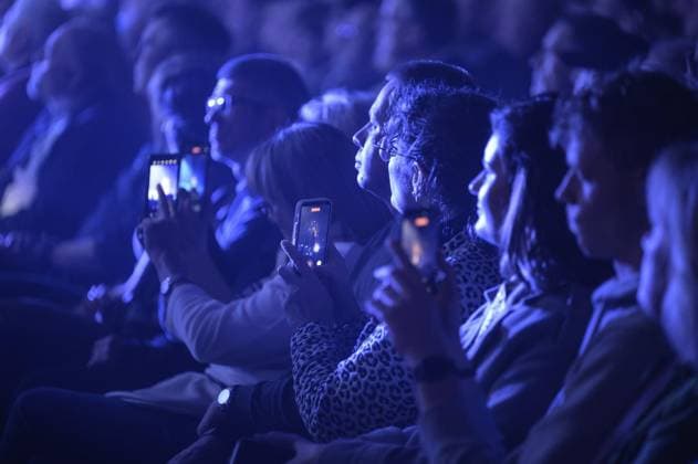 Oberhausen: Night Of The Proms ** NUR FÜR REDAKTIONELLE ZWECKE ** EDITORIAL USE ONLY **<p>Zuschauer filmen mit ihren Smartphones die Night Of The Proms am Sonntag, den 30. November 2025, in der Arena in Oberhausen. Oberhausen Copyright: UwexErnst