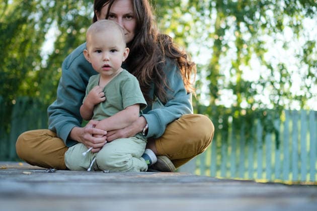 Momente des Zusammenseins im Freien mit Mutter und Kleinkind Tender scene of a mother embracing her cheerful little one in nature. Pure happiness and maternal devotion shine through this authentic outdoor connection. (License=RF) ,model released, Symbolfoto Copyright: xZoonar.com elenaxskorobogatovax 24305457 ,model released, Symbolfoto ,property released