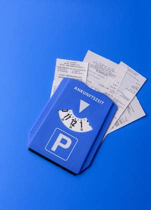 Eine Parkscheibe, ein Parkschein oder ein Ticket für die Zeitmessung und die Bezahlung von kommunalen Dienstleistungen. Eine Parkscheibe A parking disc, permit, or ticket for measuring time and paying municipal services. A parking disc as a background for your design (License=RF) Copyright: xZoonar.com TetianaxChernykovax 24310514