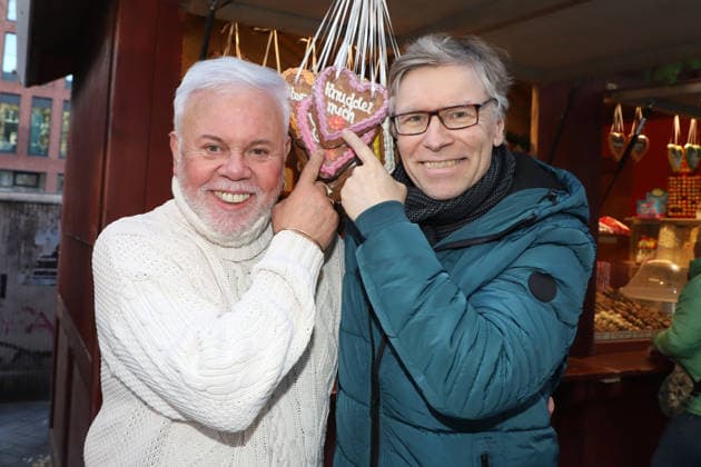 Besuch beim Barmbeker Weihnachtsmarkt Taco Ockerse, Thorsten Laussch, Taco Ockerse (niderländischer Popsänger, Puttin™ on the Ritz ) & Thorsten Laussch (Schauspieler, Fernseh- und Rundfunkmoderator) besuchen den Barmbeker Weihnachtsmarkt und anschliessend das Museum Retro Spiele Club (bespielbares Computerspielemuseum in der Fuhksbuettler Strasse), Hamnburg, 30.11.2025 Copyright: xEventpressxBecherx