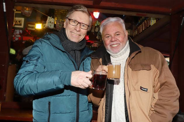 Besuch beim Barmbeker Weihnachtsmarkt Taco Ockerse, Thorsten Laussch, Taco Ockerse (niderländischer Popsänger, Puttin™ on the Ritz ) & Thorsten Laussch (Schauspieler, Fernseh- und Rundfunkmoderator) besuchen den Barmbeker Weihnachtsmarkt und anschliessend das Museum Retro Spiele Club (bespielbares Computerspielemuseum in der Fuhksbuettler Strasse), Hamnburg, 30.11.2025 Copyright: xEventpressxBecherx