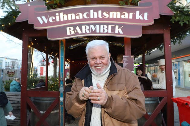 Besuch beim Barmbeker Weihnachtsmarkt Taco Ockerse, Taco Ockerse (niderländischer Popsänger, Puttin™ on the Ritz ) & Thorsten Laussch (Schauspieler, Fernseh- und Rundfunkmoderator) besuchen den Barmbeker Weihnachtsmarkt und anschliessend das Museum Retro Spiele Club (bespielbares Computerspielemuseum in der Fuhksbuettler Strasse), Hamnburg, 30.11.2025 Copyright: xEventpressxBecherx