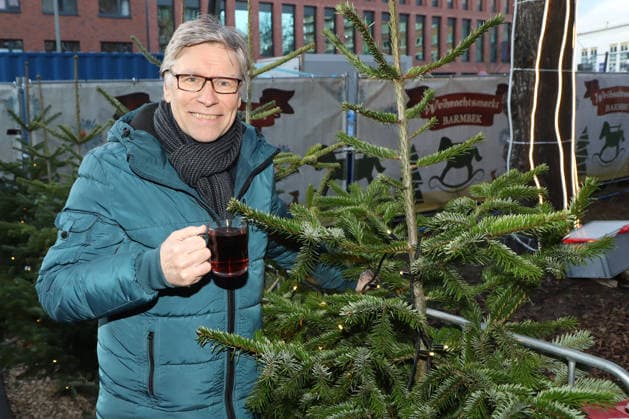 Besuch beim Barmbeker Weihnachtsmarkt Thorsten Laussch, Taco Ockerse (niderländischer Popsänger, Puttin™ on the Ritz ) & Thorsten Laussch (Schauspieler, Fernseh- und Rundfunkmoderator) besuchen den Barmbeker Weihnachtsmarkt und anschliessend das Museum Retro Spiele Club (bespielbares Computerspielemuseum in der Fuhksbuettler Strasse), Hamnburg, 30.11.2025 Copyright: xEventpressxBecherx