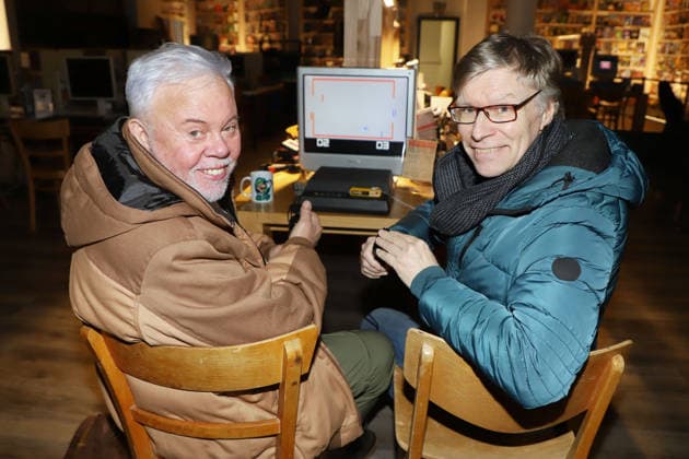 Besuch beim Barmbeker Weihnachtsmarkt Taco Ockerse, Thorsten Laussch, Taco Ockerse (niderländischer Popsänger, Puttin™ on the Ritz ) & Thorsten Laussch (Schauspieler, Fernseh- und Rundfunkmoderator) besuchen den Barmbeker Weihnachtsmarkt und anschliessend das Museum Retro Spiele Club (bespielbares Computerspielemuseum in der Fuhksbuettler Strasse), Hamnburg, 30.11.2025 Copyright: xEventpressxBecherx