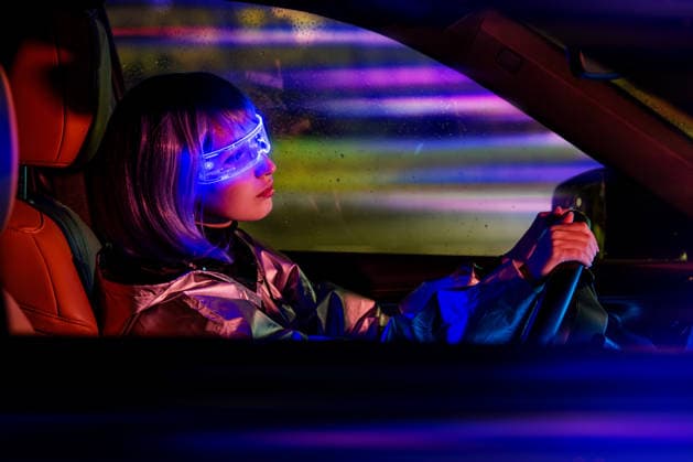young woman driving car at night wearing futuristic AR glasses Saint Petersburg, Saint Petersburg, Russia CR_YFCG251117-1895892-01 ,model released, Symbolfoto