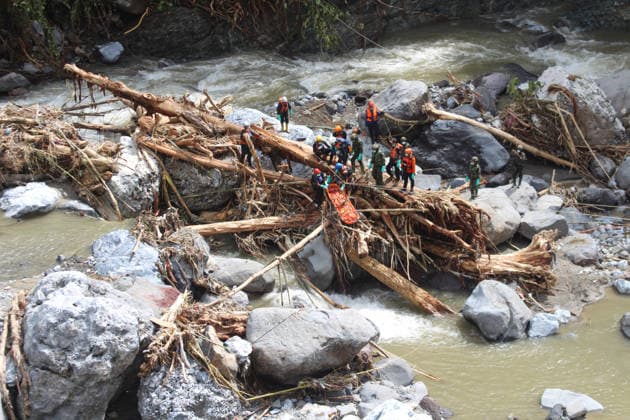 Indonesia issues forecast for possible rain after floods in Sumatra leave 442 dead, 402 missing WEST SUMATRA, INDONESIA - DECEMBER 01: Joint SAR teams recover the bodies of flood victims in Tanah Datar, West Sumatra province of Indonesia on December 01, 2025. On Sunday, the country s National Disaster Management Agency said the number of deaths from ongoing floods and landslides in Sumatra climbed to 442 with 402 still missing. The agency said that search and rescue teams are continuing their efforts for a sixth day in the affected areas to locate those still missing. Many affected areas remain unreachable, and search teams are working both on the ground and from the air, but the challenging terrain is limiting the use of heavy machinery. A  Copyright: x2025xAnadoluxAdixPrimax