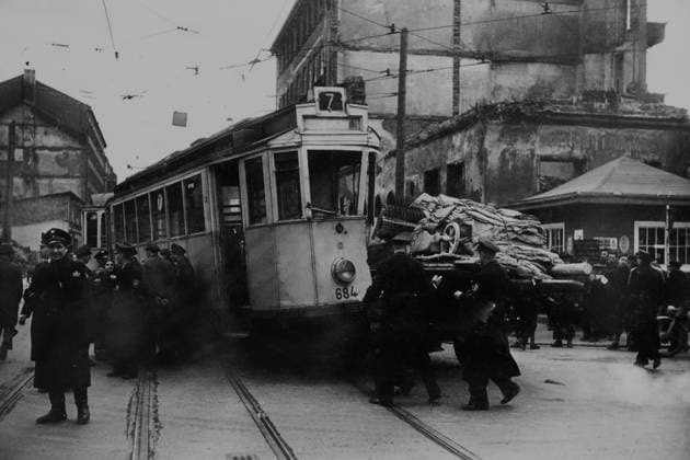 1950 , Vorsicht Unfall. Ein LKW mit Anhänger ist in die Straßenbahn gefahren. München Bayern Deutschland *** 1950 , Caution Accident A truck with a trailer has driven into a streetcar Munich Bavaria Germany Copyright: xSammlungxRolfxPossx