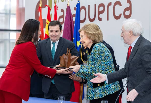 Queen Sofia presides over the presentation of the VIII edition of the Evolution Awards and the I edition of the Emiliano Aguirre Award in Burgos Queen Sofia presents an award during the presentation of the VIII edition of the Evolution Awards and the I edition of the Emiliano Aguirre Award, at the Museum of Human Evolution, on December 1, 2025, in Burgos, Castilla Leon Spain The Evolution Awards and the Emiliano Aguirre Award, organized by the Atapuerca Foundation, recognize relevant trajectories and contributions in the field of human evolution, research and scientific dissemination 01 DECEMBER 2025 Tomá Burgos, Castilla Leon Burgos, Castilla Leon Spain Copyright: xTomasxAlonsox 7140633