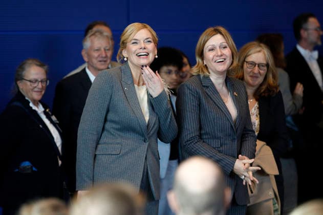 Julia Klöckner und Yael Braun-Pivet bei der Verleihung des Deutsch-Französischen Parlamentspreises 2025 im Reichstagsgebäude. Berlin, 01.12.2025