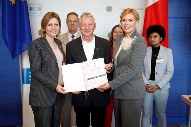 Yael Braun-Pivet und Julia Klöckner mit den Preisträgern bei der Verleihung des Deutsch-Französischen Parlamentspreises 2025 im Reichstagsgebäude. Berlin, 01.12.2025