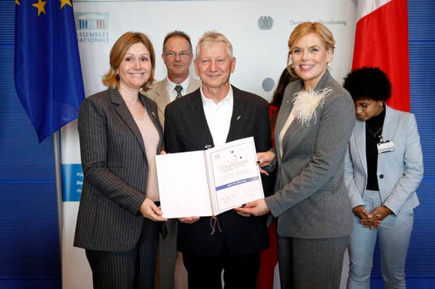 Yael Braun-Pivet und Julia Klöckner mit den Preisträgern bei der Verleihung des Deutsch-Französischen Parlamentspreises 2025 im Reichstagsgebäude. Berlin, 01.12.2025