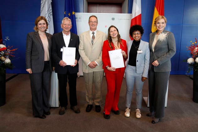 Yael Braun-Pivet und Julia Klöckner mit den Preisträgern bei der Verleihung des Deutsch-Französischen Parlamentspreises 2025 im Reichstagsgebäude. Berlin, 01.12.2025