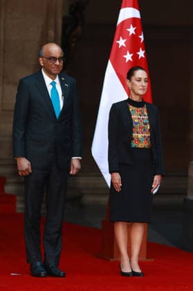 Welcoming ceremony for the President of Singapore Tharman Shanmugaratnam in Mexico MEXICO CITY, MEXICO - DECEMBER 01: President of Singapore Tharman Shanmugaratnam (L) and Mexican President Claudia Sheinbaum (R) attend an official welcoming ceremony, at the National Palace, in Mexico City, Mexico on December 01, 2025. Daniel Cardenas Anadolu Mexico City Mexico. Editorial use only. Please get in touch for any other usage.  Copyright: x2025xAnadoluxDanielxCardenasx