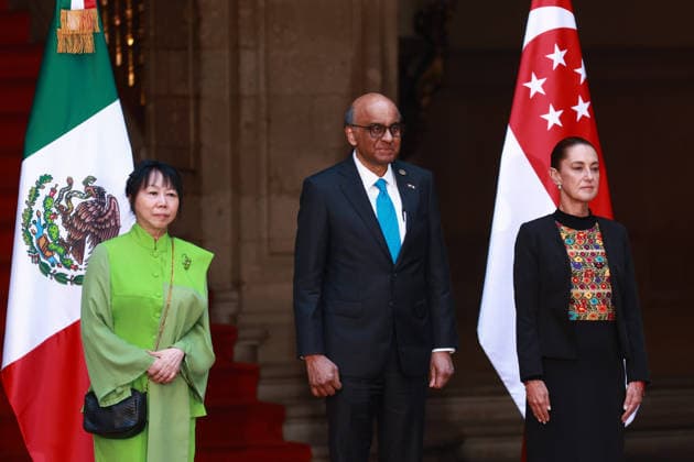 Welcoming ceremony for the President of Singapore Tharman Shanmugaratnam in Mexico MEXICO CITY, MEXICO - DECEMBER 01: President of Singapore Tharman Shanmugaratnam (C) accompanied by his wife Jane Ittogi (L) and Mexican President Claudia Sheinbaum (R) attend an official welcoming ceremony, at the National Palace, in Mexico City, Mexico on December 01, 2025. Daniel Cardenas Anadolu Mexico City Mexico. Editorial use only. Please get in touch for any other usage.  Copyright: x2025xAnadoluxDanielxCardenasx