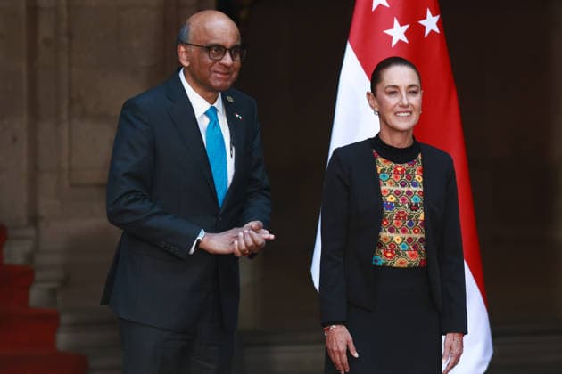 Welcoming ceremony for the President of Singapore Tharman Shanmugaratnam in Mexico MEXICO CITY, MEXICO - DECEMBER 01: President of Singapore Tharman Shanmugaratnam (L) and Mexican President Claudia Sheinbaum (R) attend an official welcoming ceremony, at the National Palace, in Mexico City, Mexico on December 01, 2025. Daniel Cardenas Anadolu Mexico City Mexico. Editorial use only. Please get in touch for any other usage.  Copyright: x2025xAnadoluxDanielxCardenasx