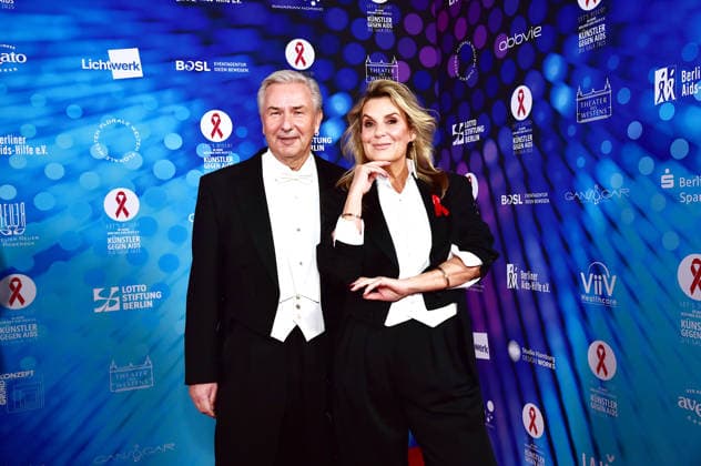 40. Jahre -KÜNSTLER GEGEN AIDS Ð DIE GALA 2025 KÜNSTLER GEGEN AIDS Ð DIE GALA 2025 Klaus Wowereit, KIm Fisher Ankunft, roter Teppich zum Jubiläum KÜNSTLER GEGEN AIDS Ð DIE GALA 2025 Benefizgala zum 40-jährigen Jubiläum der Berliner Aids-Hilfe e.V. im TDW in Berlin am 01.12.2025