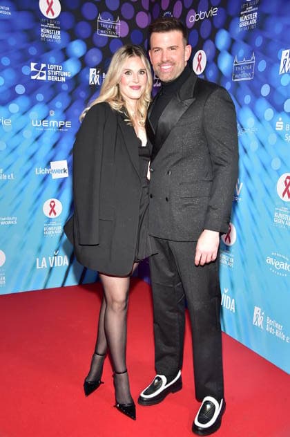 40. Jahre -KÜNSTLER GEGEN AIDS Ð DIE GALA 2025 KÜNSTLER GEGEN AIDS Ð DIE GALA 2025 Jay Khans mit Freundin Jessie Noe Scheuermann Ankunft, roter Teppich zum Jubiläum KÜNSTLER GEGEN AIDS Ð DIE GALA 2025 Benefizgala zum 40-jährigen Jubiläum der Berliner Aids-Hilfe e.V. im TDW in Berlin am 01.12.2025