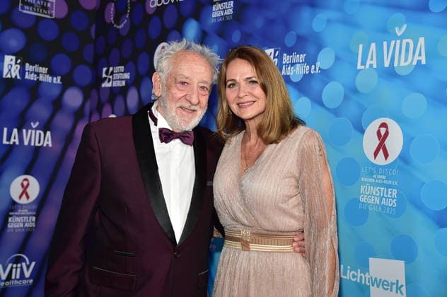 40. Jahre -KÜNSTLER GEGEN AIDS Ð DIE GALA 2025 KÜNSTLER GEGEN AIDS Ð DIE GALA 2025 Dieter Hallervorden mit Ehefrau Christiane Zander Ankunft, roter Teppich zum Jubiläum KÜNSTLER GEGEN AIDS Ð DIE GALA 2025 Benefizgala zum 40-jährigen Jubiläum der Berliner Aids-Hilfe e.V. im TDW in Berlin am 01.12.2025
