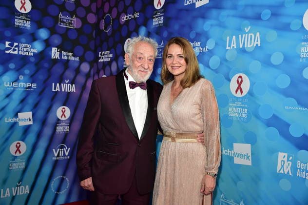 40. Jahre -KÜNSTLER GEGEN AIDS Ð DIE GALA 2025 KÜNSTLER GEGEN AIDS Ð DIE GALA 2025 Dieter Hallervorden mit Ehefrau Christiane Zander Ankunft, roter Teppich zum Jubiläum KÜNSTLER GEGEN AIDS Ð DIE GALA 2025 Benefizgala zum 40-jährigen Jubiläum der Berliner Aids-Hilfe e.V. im TDW in Berlin am 01.12.2025