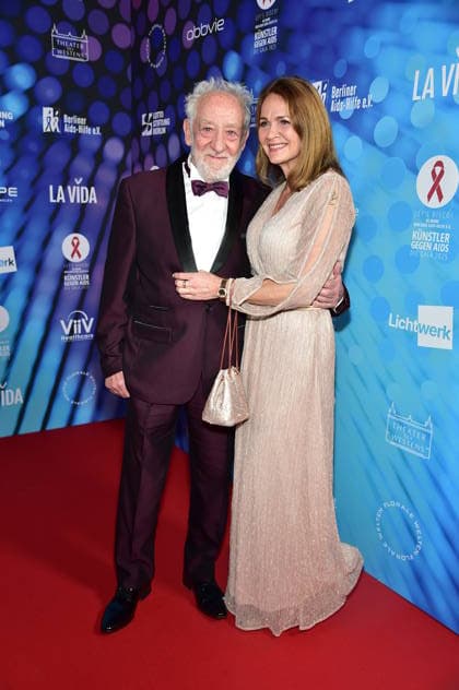 40. Jahre -KÜNSTLER GEGEN AIDS Ð DIE GALA 2025 KÜNSTLER GEGEN AIDS Ð DIE GALA 2025 Dieter Hallervorden mit Ehefrau Christiane Zander Ankunft, roter Teppich zum Jubiläum KÜNSTLER GEGEN AIDS Ð DIE GALA 2025 Benefizgala zum 40-jährigen Jubiläum der Berliner Aids-Hilfe e.V. im TDW in Berlin am 01.12.2025