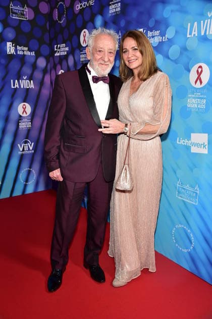 40. Jahre -KÜNSTLER GEGEN AIDS Ð DIE GALA 2025 KÜNSTLER GEGEN AIDS Ð DIE GALA 2025 Dieter Hallervorden mit Ehefrau Christiane Zander Ankunft, roter Teppich zum Jubiläum KÜNSTLER GEGEN AIDS Ð DIE GALA 2025 Benefizgala zum 40-jährigen Jubiläum der Berliner Aids-Hilfe e.V. im TDW in Berlin am 01.12.2025