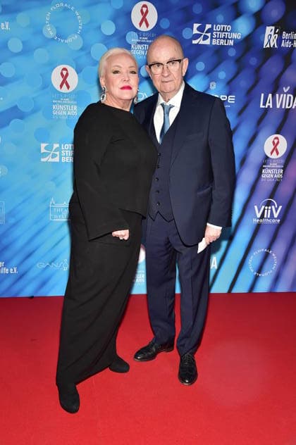 40. Jahre -KÜNSTLER GEGEN AIDS Ð DIE GALA 2025 KÜNSTLER GEGEN AIDS Ð DIE GALA 2025 Angelika MIlster mit Ehemann Andre Bauer, Ankunft, roter Teppich zum Jubiläum KÜNSTLER GEGEN AIDS Ð DIE GALA 2025 Benefizgala zum 40-jährigen Jubiläum der Berliner Aids-Hilfe e.V. im TDW in Berlin am 01.12.2025