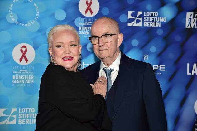 40. Jahre -KÜNSTLER GEGEN AIDS Ð DIE GALA 2025 KÜNSTLER GEGEN AIDS Ð DIE GALA 2025 Angelika MIlster mit Ehemann Andre Bauer, Ankunft, roter Teppich zum Jubiläum KÜNSTLER GEGEN AIDS Ð DIE GALA 2025 Benefizgala zum 40-jährigen Jubiläum der Berliner Aids-Hilfe e.V. im TDW in Berlin am 01.12.2025