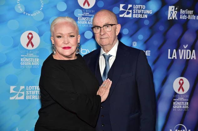 40. Jahre -KÜNSTLER GEGEN AIDS Ð DIE GALA 2025 KÜNSTLER GEGEN AIDS Ð DIE GALA 2025 Angelika MIlster mit Ehemann Andre Bauer, Ankunft, roter Teppich zum Jubiläum KÜNSTLER GEGEN AIDS Ð DIE GALA 2025 Benefizgala zum 40-jährigen Jubiläum der Berliner Aids-Hilfe e.V. im TDW in Berlin am 01.12.2025