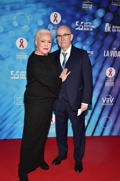 40. Jahre -KÜNSTLER GEGEN AIDS Ð DIE GALA 2025 KÜNSTLER GEGEN AIDS Ð DIE GALA 2025 Angelika MIlster mit Ehemann Andre Bauer, Ankunft, roter Teppich zum Jubiläum KÜNSTLER GEGEN AIDS Ð DIE GALA 2025 Benefizgala zum 40-jährigen Jubiläum der Berliner Aids-Hilfe e.V. im TDW in Berlin am 01.12.2025