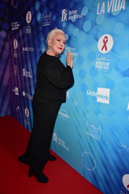 40. Jahre -KÜNSTLER GEGEN AIDS Ð DIE GALA 2025 KÜNSTLER GEGEN AIDS Ð DIE GALA 2025 Angelika Milster, Sängerin, Musicaldarstellerin, Schauspielerin und Synchronsprecherin Ankunft, roter Teppich zum Jubiläum KÜNSTLER GEGEN AIDS Ð DIE GALA 2025 Benefizgala zum 40-jährigen Jubiläum der Berliner Aids-Hilfe e.V. im TDW in Berlin am 01.12.2025