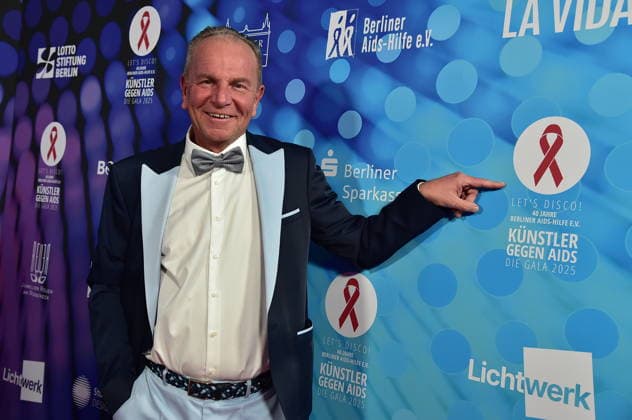 40. Jahre -KÜNSTLER GEGEN AIDS Ð DIE GALA 2025 KÜNSTLER GEGEN AIDS Ð DIE GALA 2025 Mario Koss, CEO, Berliner PresseBall Ankunft, roter Teppich zum Jubiläum KÜNSTLER GEGEN AIDS Ð DIE GALA 2025 Benefizgala zum 40-jährigen Jubiläum der Berliner Aids-Hilfe e.V. im TDW in Berlin am 01.12.2025